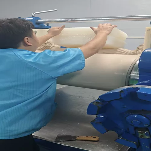 All'interno di una fabbrica cinese di silicone di 22 anni: la vita quotidiana del laboratorio di miscelazione che determina la qualità del prodotto